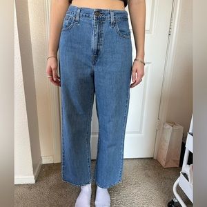 Levi Strauss medium wash jeans 100% cotton size 28